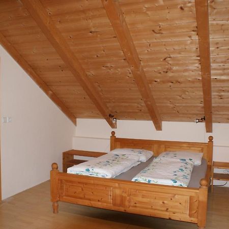Rustikale Und Grosszuegige Ferienwohnung Kasperske Hory Exterior foto