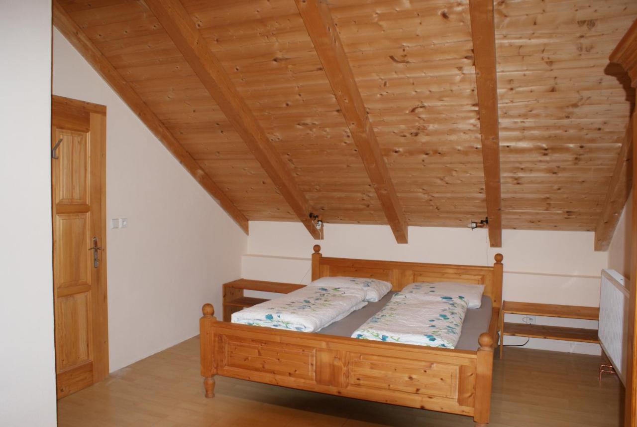 Rustikale Und Grosszuegige Ferienwohnung Kasperske Hory Exterior foto